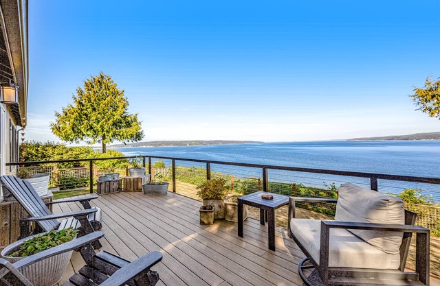 Waterfront gem w/ocean view, large deck, yard, beach access, WiFi - dog-friendly