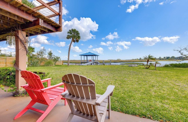 Waterfront Gem w/Dock & Kayaks in Jacksonville
