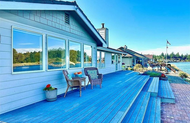 Waterfront home in delightful La Conner 30 Day Stay