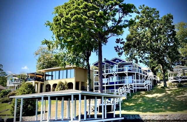 Waterfront Lake House on Lake Hamilton 2 Slips - Central -Main Channel