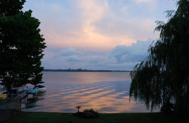 Waterfront Lake house (Sandy Pond, Lake Ontario)