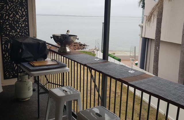 Waterfront Location - 2 Bed Apartment in Corlette, Port Stephens - Sleeps 4