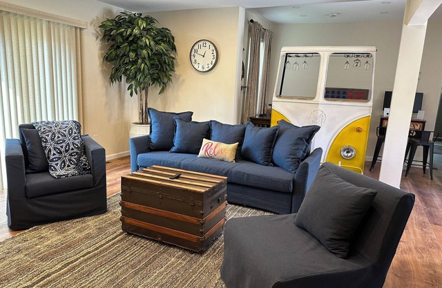 Waterfront Oasis, Hot Tub, Sauna, Village Walk to All, Kayaks, Pet Friendly