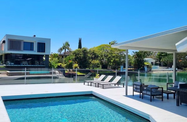 Waterfront Oasis Palm Beach 4BR, Pool & Spa