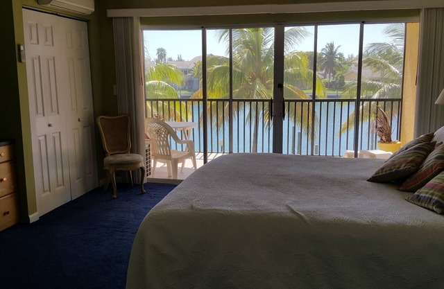 Waterfront Property 2 bedroom 2.5 bath Winter Retreat to The Bahamas