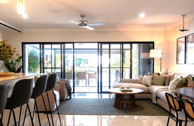 Waterfront Stay at Sunshine Villa