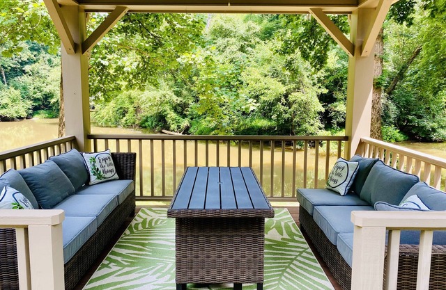 Water’s Edge Cabin - Private Waterfront Cabin on 7 acres