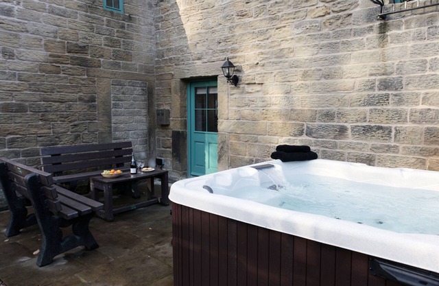 Weavers Cottage - sleeps 8 guests in 4 bedrooms