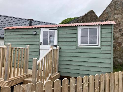 Wee Beach Hut Maidens