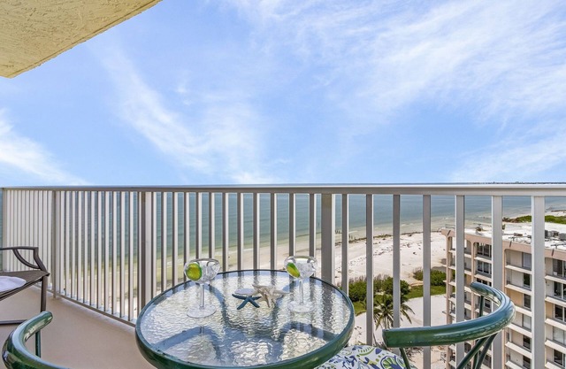 Welcome to Oceans Twelve - Ocean View and Steps to the Beach - Roelens