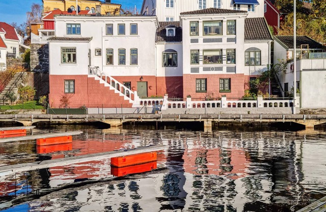 Welcome to this charming vacation apartment right by the fjord.