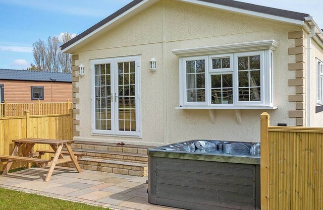 Well presented luxury lodge with two doubles, one with en suite shower.