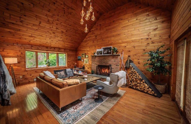 West Elm Lodge near Skiing Waterfront Groups Breweries