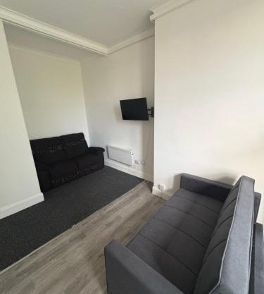West End Traditional Flat with Free Parking