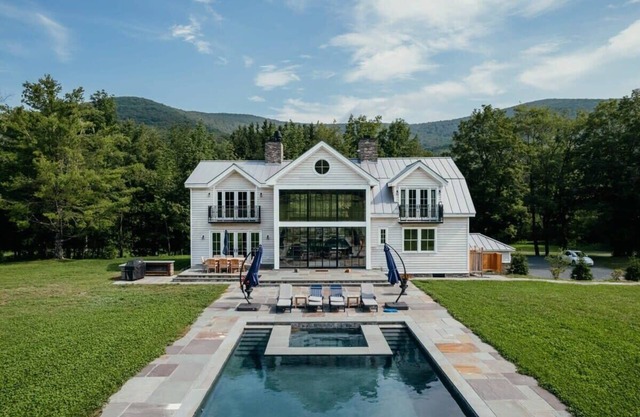 West Kill Farmhouse - Privacy, Pool, Sleeps 10