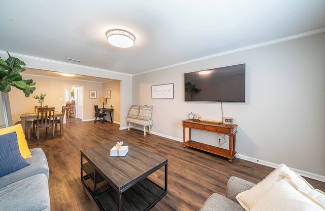 Westbury Mews-Cozy Townhome-3beds- 2full baths-sleeps6