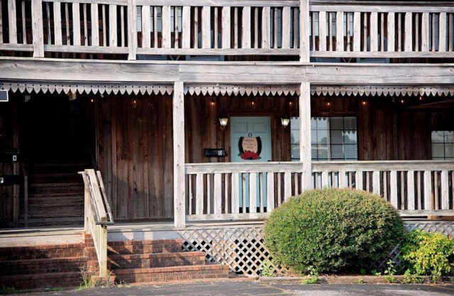 Western Themed 1 bedroom, great location.