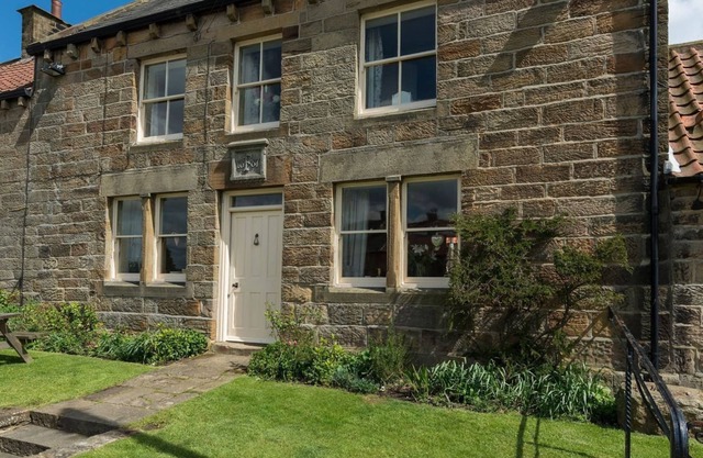 WHEATSHEAF COTTAGE, pet friendly, with open fire in Grosmont