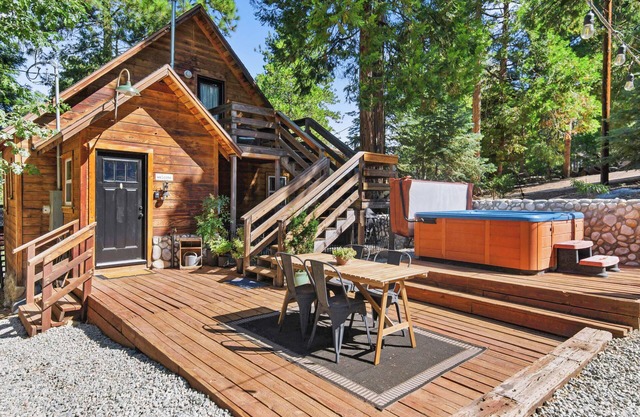 Whimsical Cabin *Spa, Fireplace, Pet Friendly*