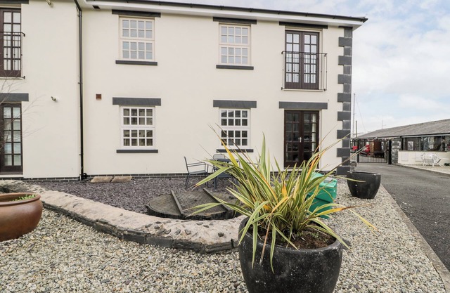 WHISTLE STOP APARTMENT, pet friendly in Porthmadog