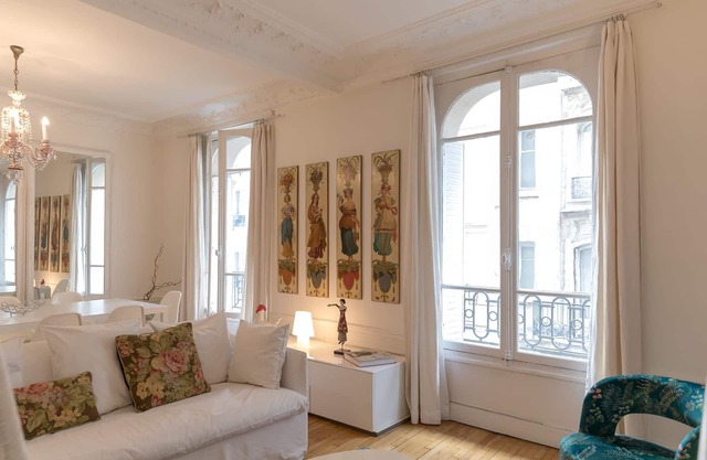 White Sacré Character, Light & Local Rhythm 2-Bedroom in Montmartre