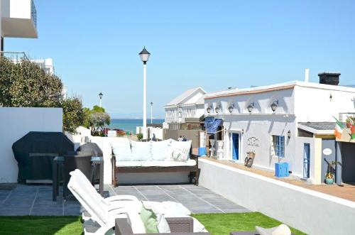 White Waves Beach Apartment