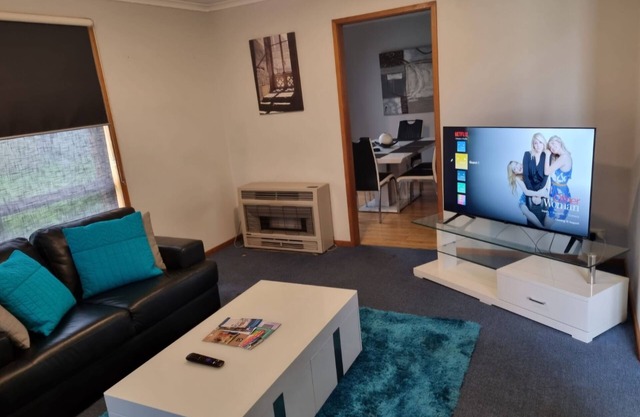 *WI-FI & Netflix* Super Comfy Accom, 21meter Long Boat Parking Available!