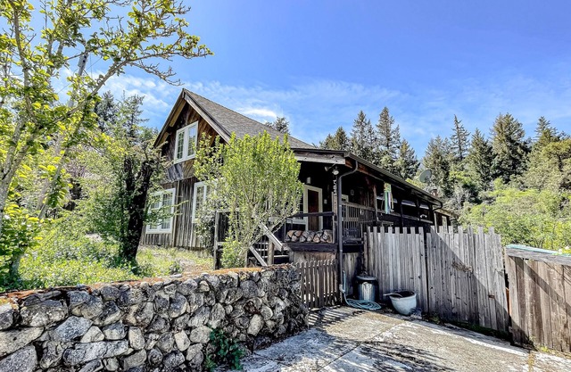 Wilderness retreat with board games & large porch - mountain views