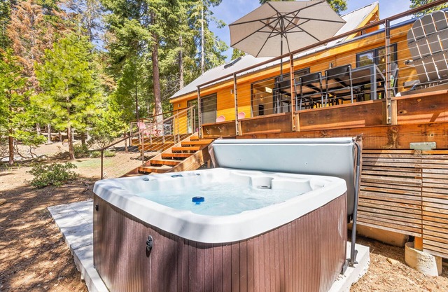 Wildwood - Modern 2 BR Private Hot tub. Walk to Regional Park and Trails