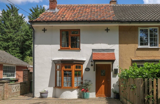 WILLOW COTTAGE, pet friendly, with a garden in Watton