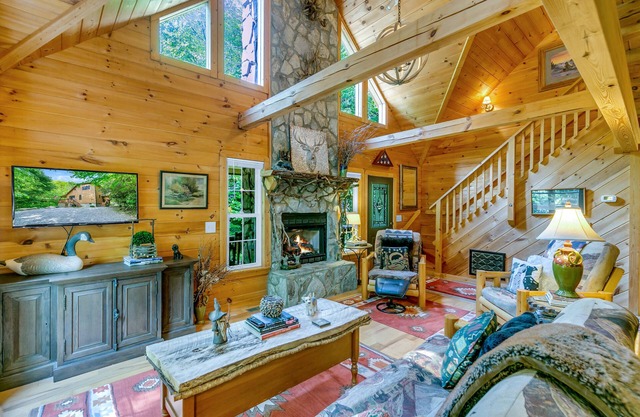 WindFall-Stunning Creekside Cabin, Pet Friendly, Two Fire Pit Areas