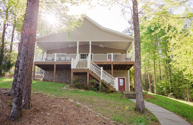 Wine Down in 5BR Lake Front Home at Hyco Lake
