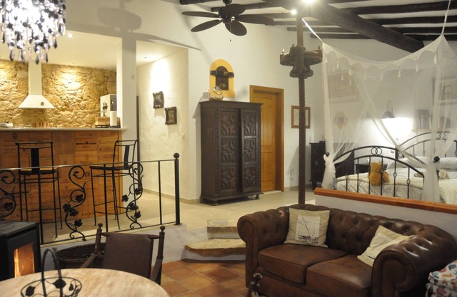 Wine lovers romantic rural barn 7 km from Obidos complete with wine press!