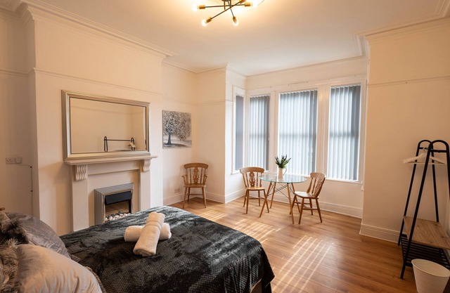 Wingrove-5 Bdrm 2 Bath House Free Parking and Wifi