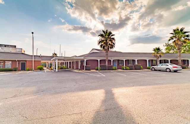Winton Inn & Suites