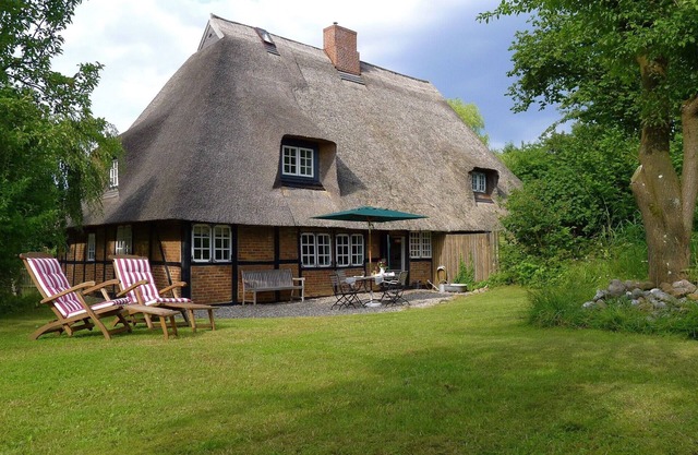 With wood-burning stove, free firewood, WLAN, sauna, garden, a few minutes from the beach.