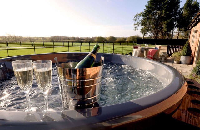 Wonderful villa for 2 people with hot tub, pool, WIFI, TV, terrace, pets allowed and parking