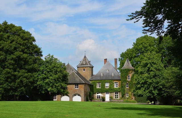 Wonderful castle in Bastogne with pond