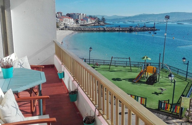 Wonderful sea view! In front of the beach. 5 km from Sanxenxo. Free WIFI