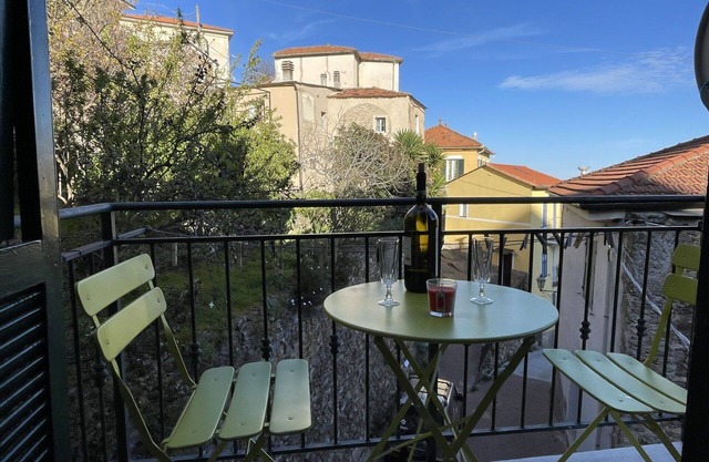 Wonderful private villa for 4 guests with WIFI, TV, balcony, pets allowed and parking