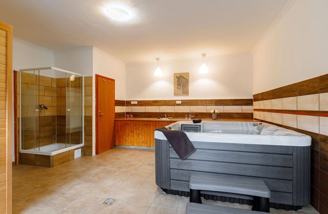 Wonderful private villa for 12 people with private pool, hot tub, TV, terrace and parking