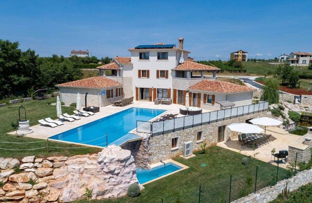 Wonderful private villa with WIFI, private pool, hot tub, A/C, TV, terrace, panoramic view, parking
