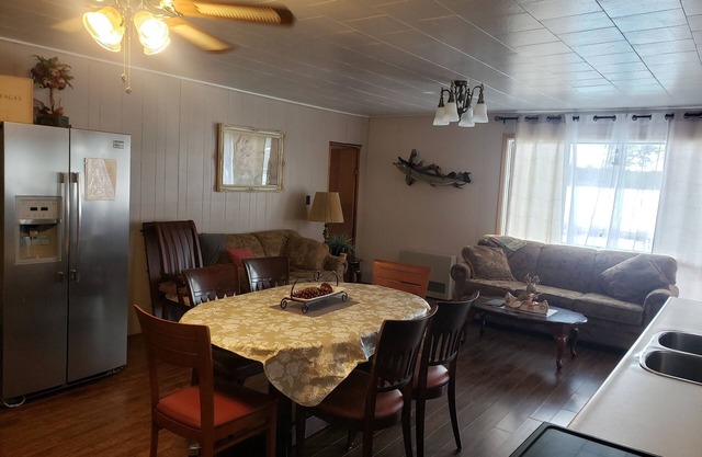 Wood Pecker #12 lake side 4 Bedroom cottage