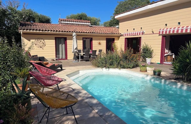 Wooden villa with pool and garden in Montpellier near streetcar and shops
