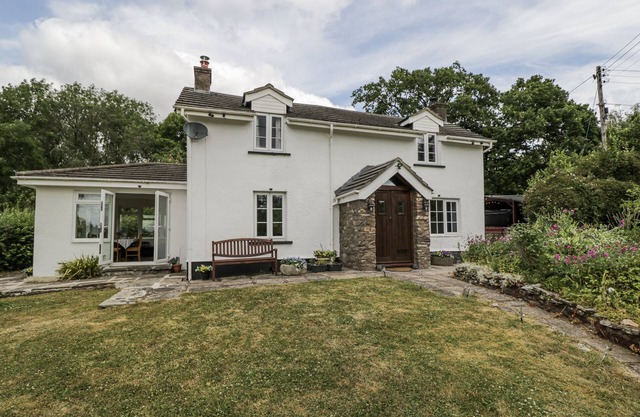WOODS COTTAGE, pet friendly, with hot tub in Raglan