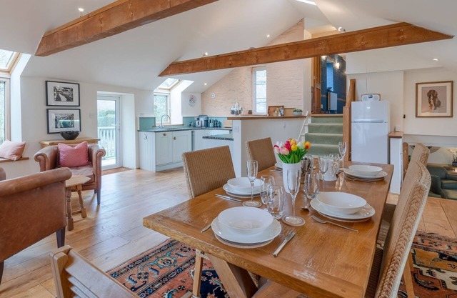 Wynyard Mill, Malmesbury - sleeps 6 guests in 3 bedrooms