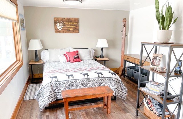 YEAR ROUND, a Cozy Studio for 2, Overlooking the Historic Yellowstone Arch
