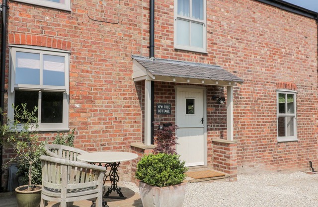 YEW TREE COTTAGE, romantic, with open fire in South Cave