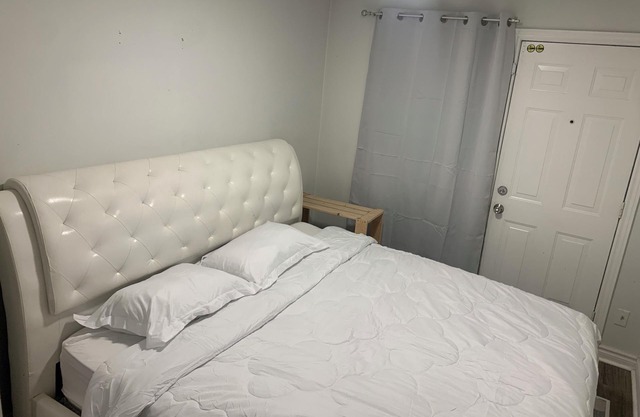 Yorkdale-Glen Sweet Apartment Suites
