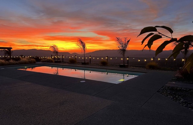 Yosemite South Gate Villa. Breathtaking views sunrise to sunset. Epic pool area.